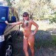 Фото баб на улице с голыми сисями и писями