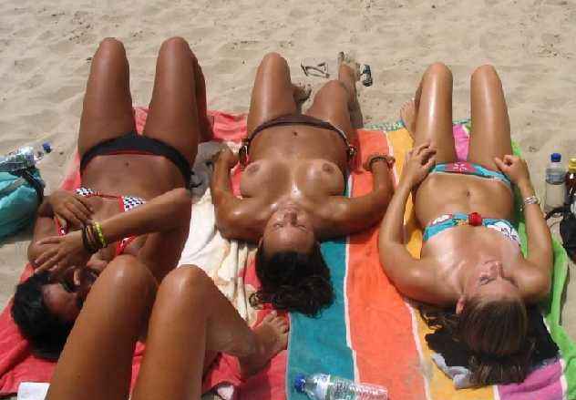 Девушки на песке хороши без одежды