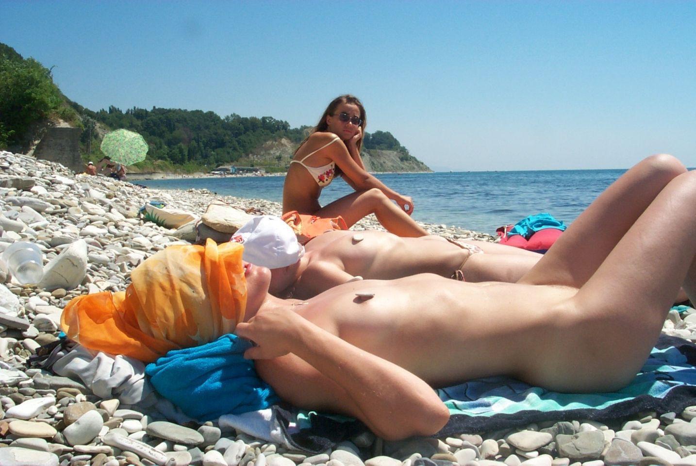 Женщины на пляже раздеваются, выпячивая свои попки