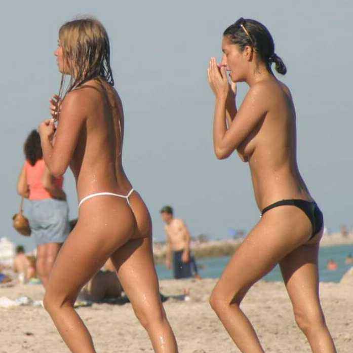 Задницы женщин на пляже всех размеров