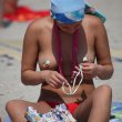 Интимные фотографии обнаженных красавиц на пляже