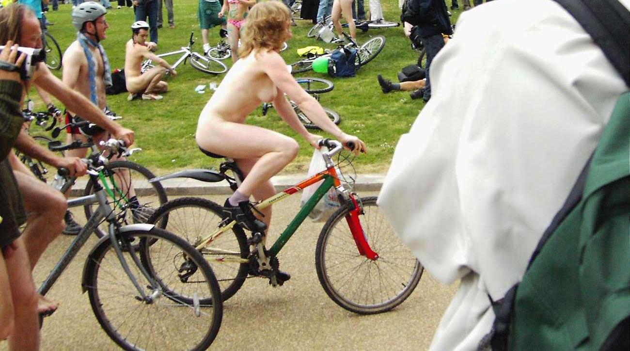 Эротические фото женщины на велосипеде в голом виде