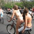 Женщины на велосипеде ню