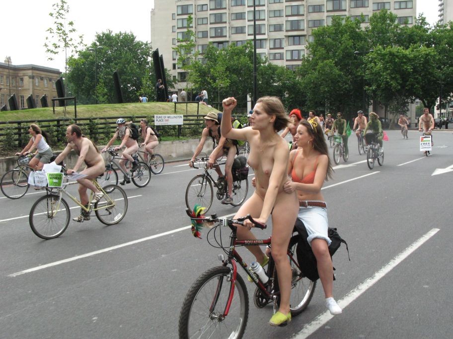 Фото женщин на велосипеде с голыми сисями и писями