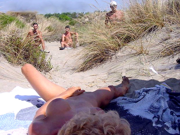 Эротические фото нудисток на пляже без трусиков